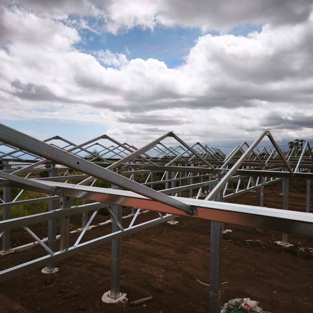 Structures de serre en acier galvanisé en cours de montage